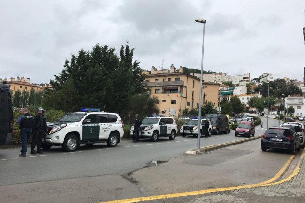 Estan blindant l'unic col.legi electoral que hi ha al poble- Gemma 05