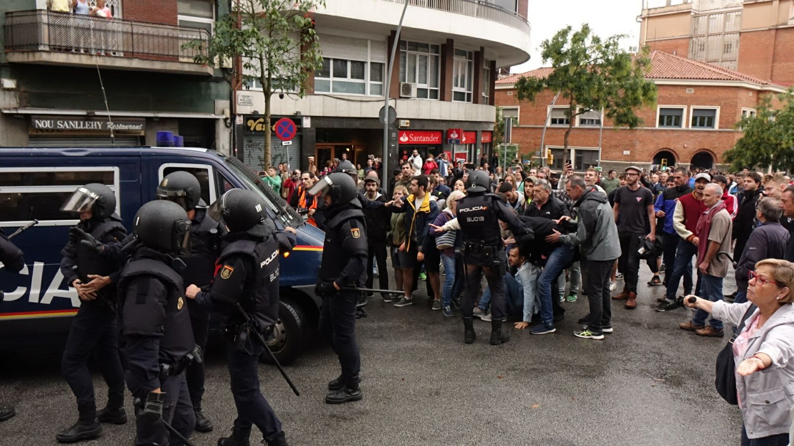 La policía española saca pecho de la violencia contra los manifestantes en Twitter