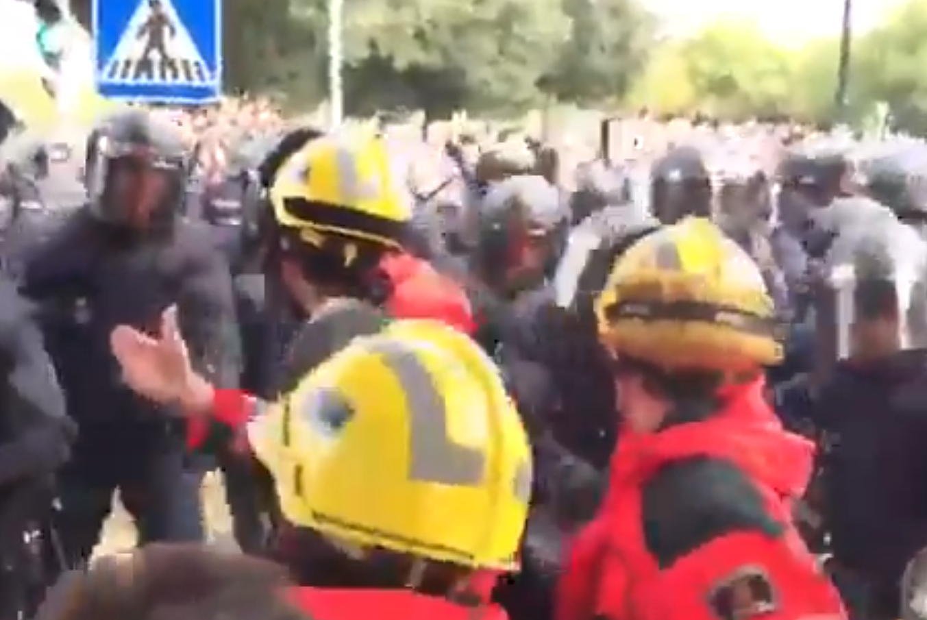 Spanish national police charge against the Catalan firemen