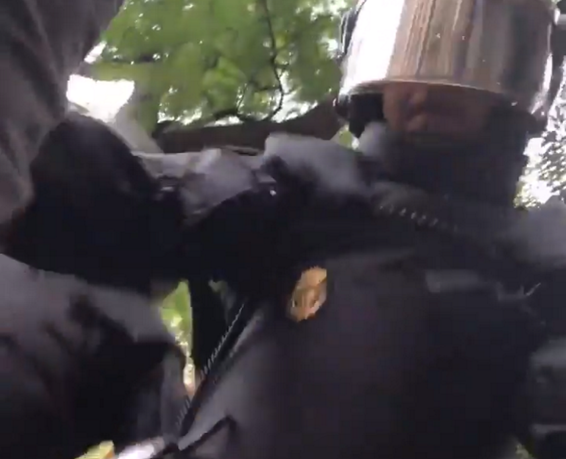 Agredit a cops de porra un periodista d''El Periódico'