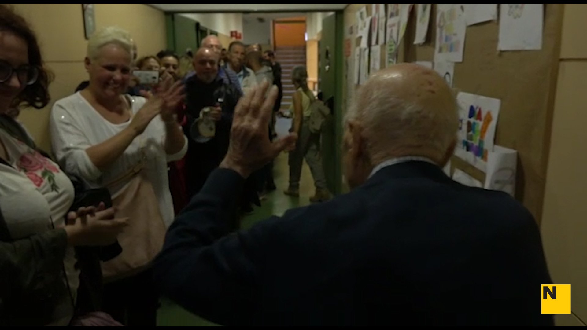 Con andador e ilusión: así votan los mayores en los colegios libres del asedio policial