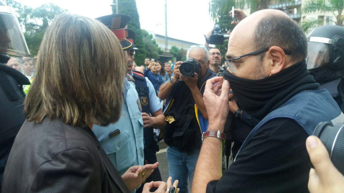La alcaldesa de l'Hospitalet (PSC) se enfrenta con la Policía Nacional para que se vayan