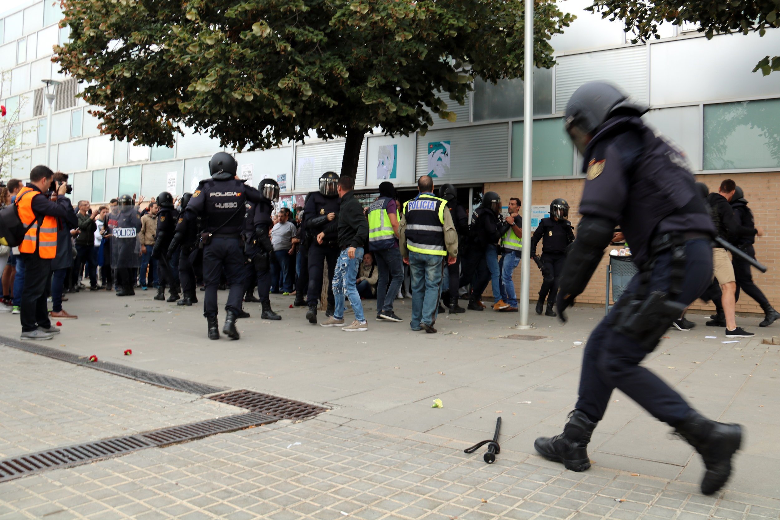 La pasividad policial ante el hombre de Lleida que sufre un infarto en el desalojo