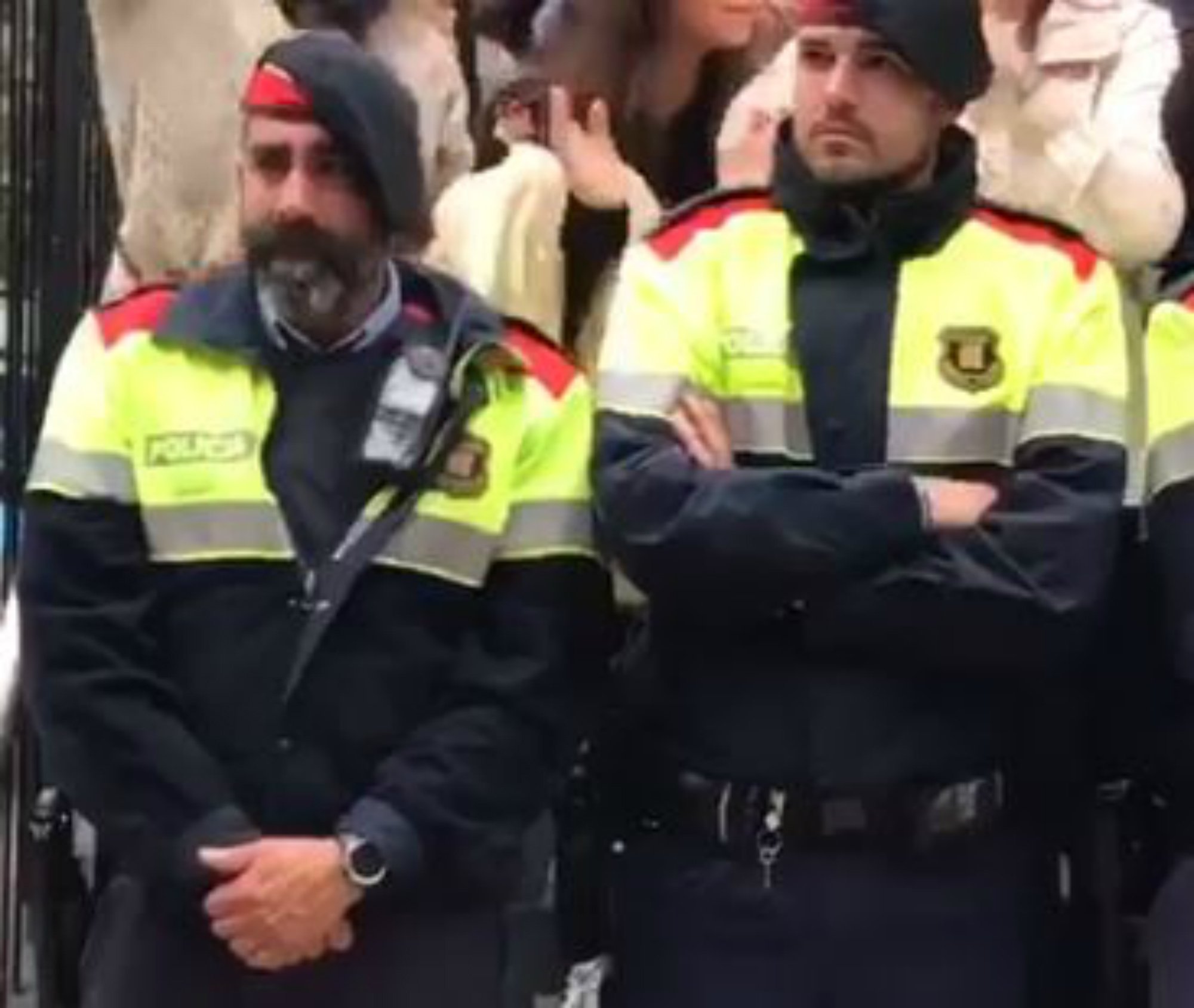 Las lágrimas de los Mossos ante la violencia policial