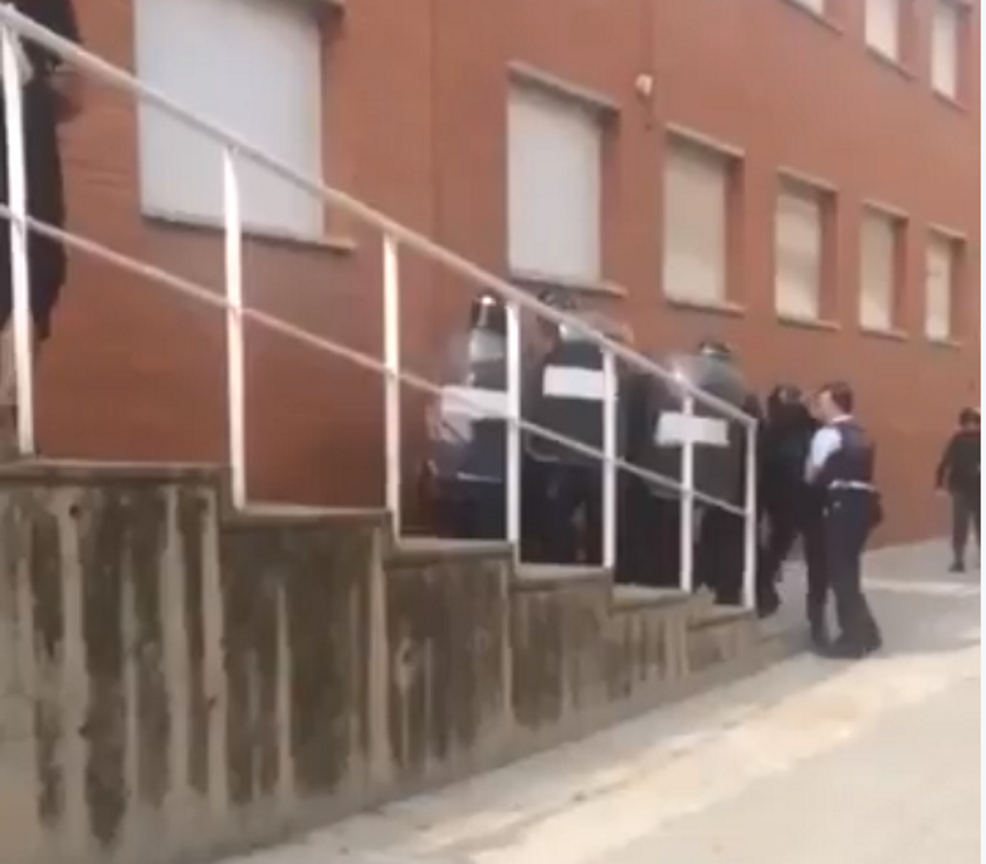 Un guàrdia civil colpeja un mosso a Sant Joan de Vilatorrada