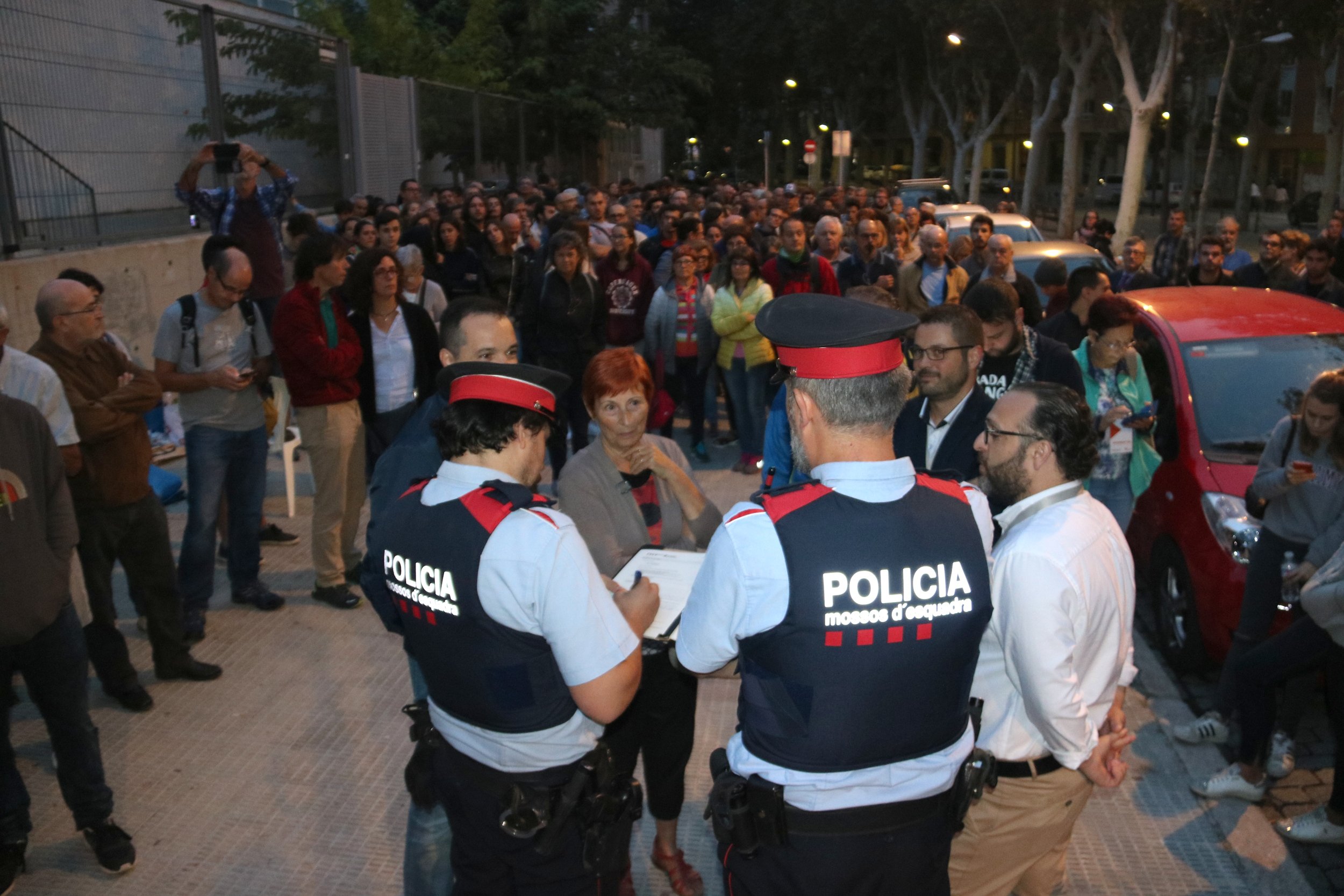 La Audiencia Nacional ordena a los Mossos que identifiquen a los agentes que actuaron el 1-O