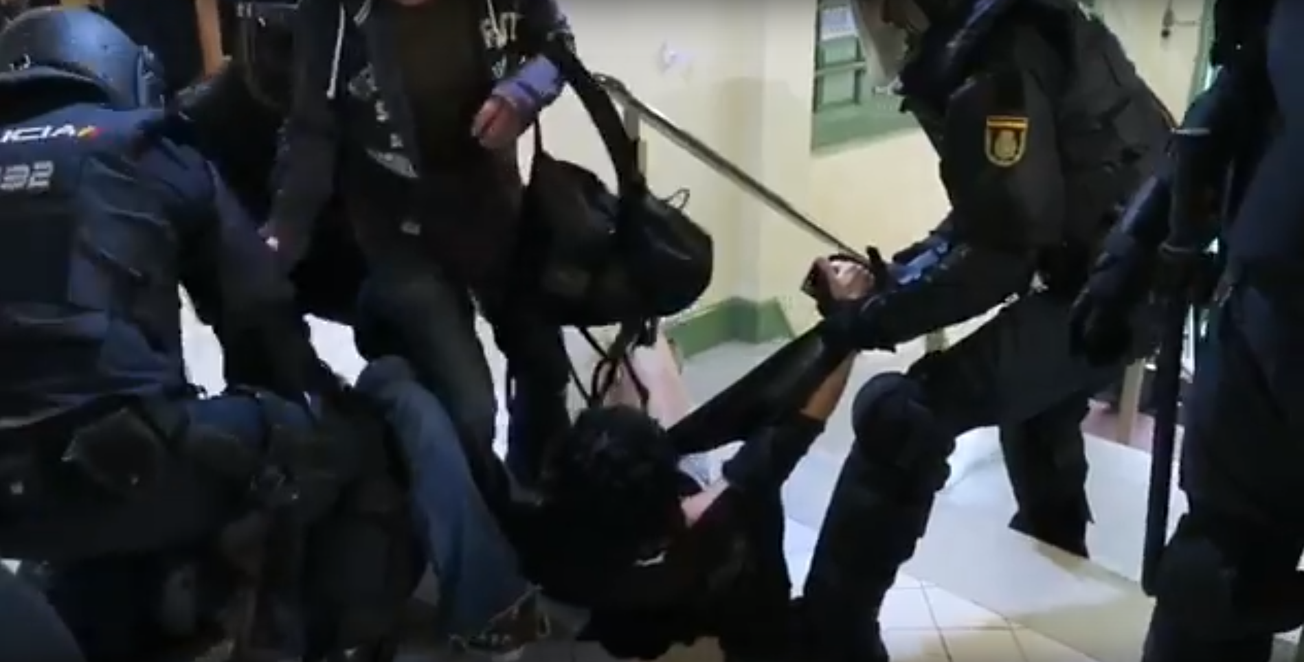 Vídeo: El moment en què un policia espanyol trenca el dits a la membre d'una mesa