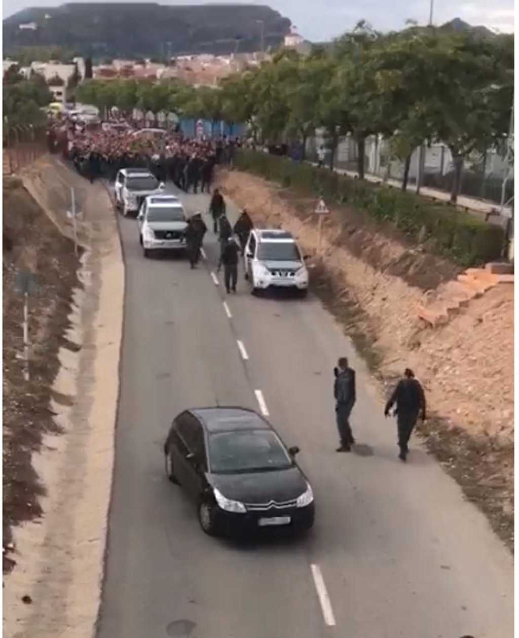 Los vecinos de Mont-roig del Camp expulsan a la Guardia Civil del municipio