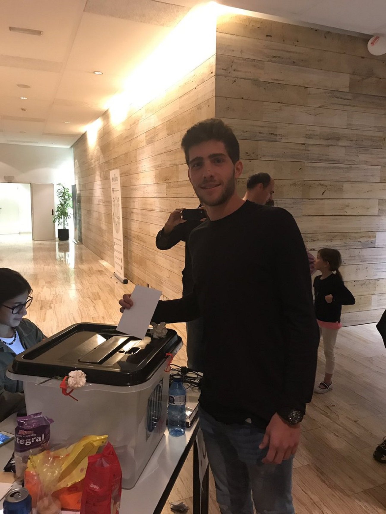 Sergi Roberto es aclamado al ir a votar por el referéndum