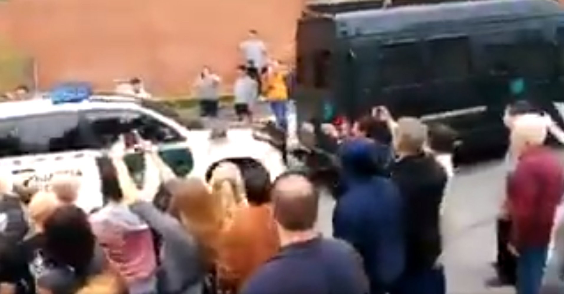 Un cotxe de la Guàrdia Civil xoca... contra una furgoneta del mateix cos