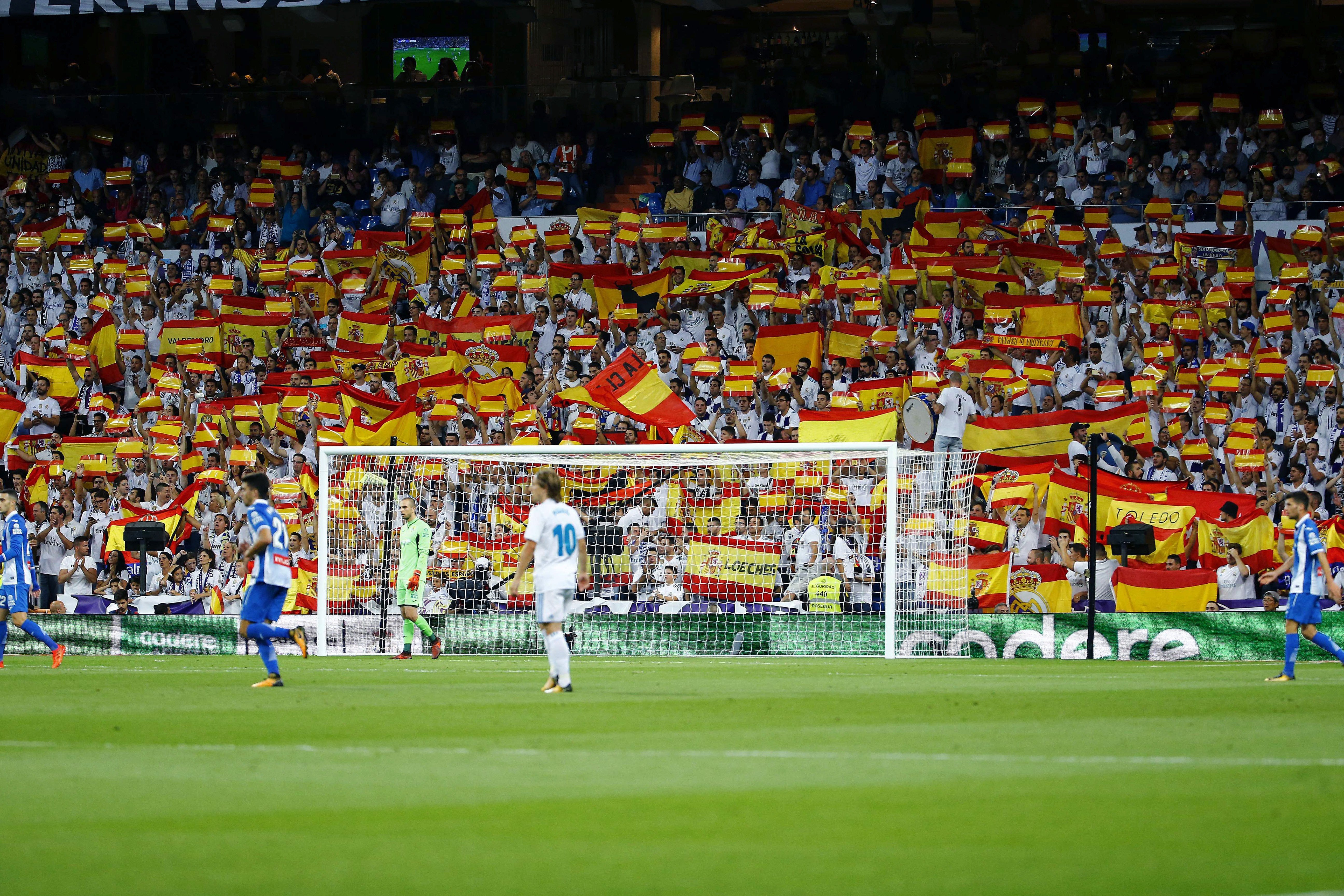 El Bernabéu ensenya milers de banderes espanyoles el dia del referèndum