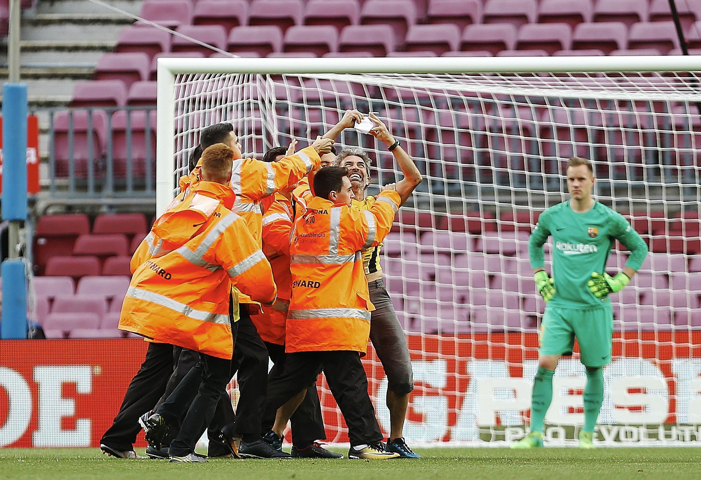 Un espontáneo reclama la independencia en un Camp Nou vacío