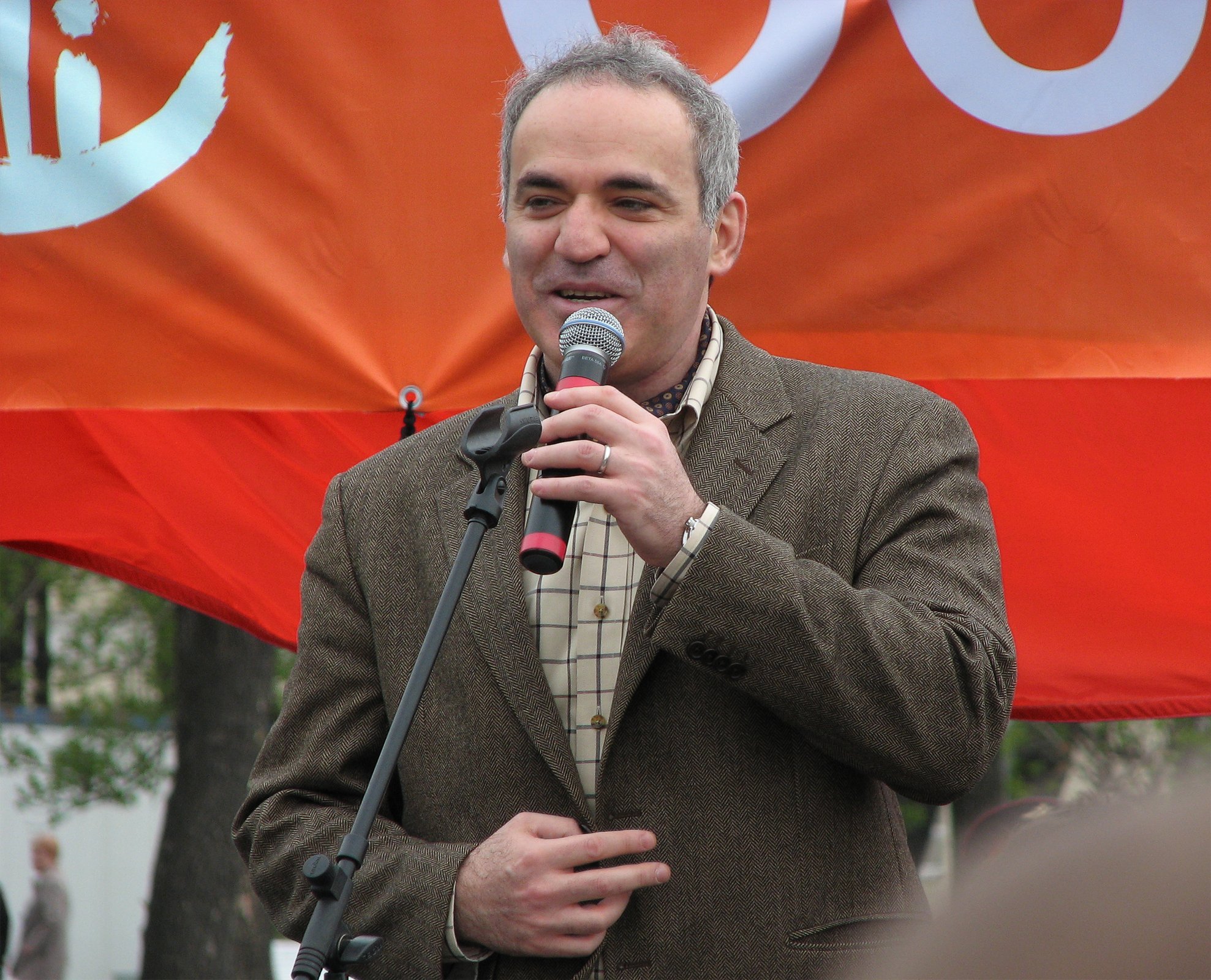 Kasparov acusa a Rajoy de "traicionar" la promesa europea del fin de la fuerza