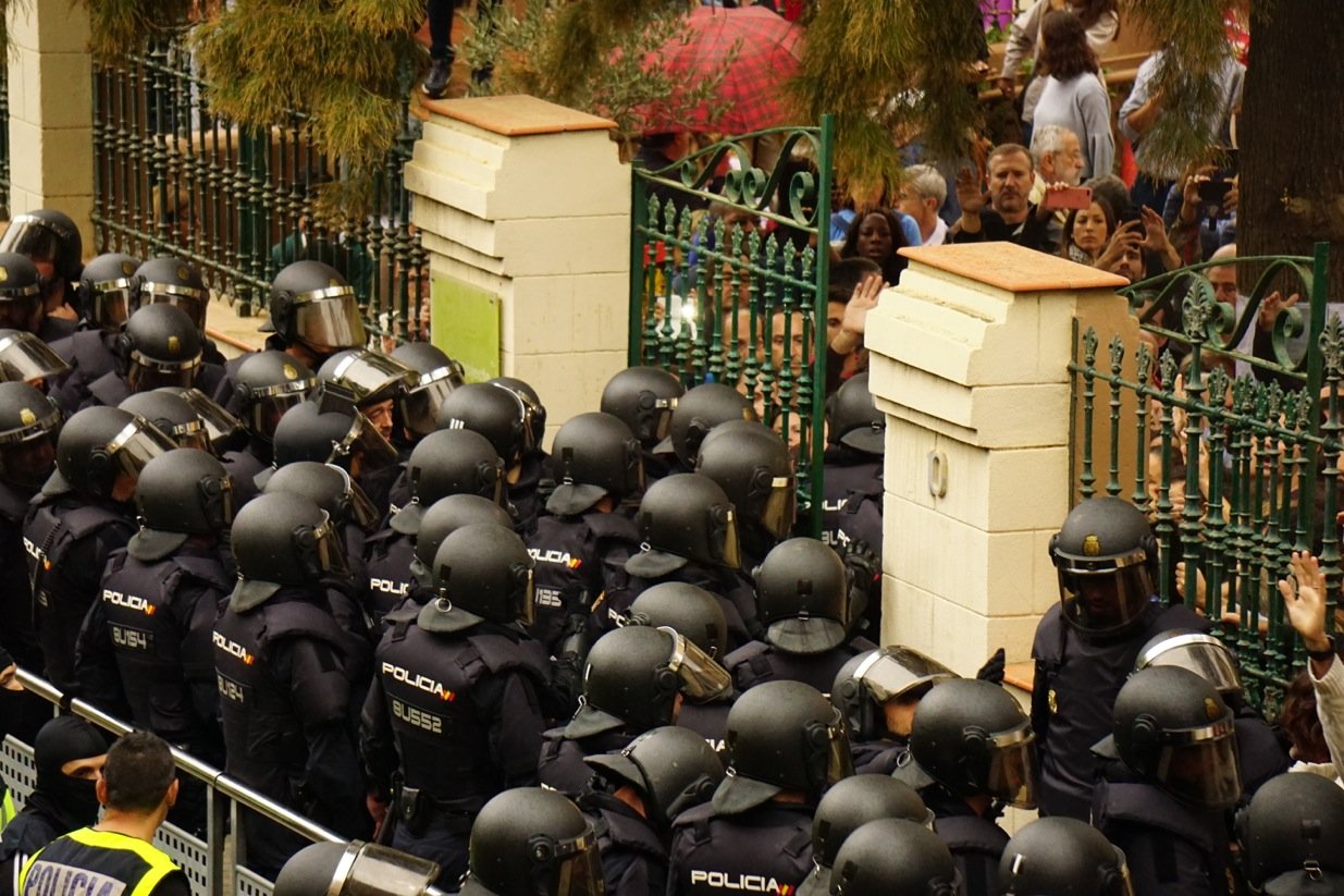 Calella hotels throw out 500 Spanish police officers