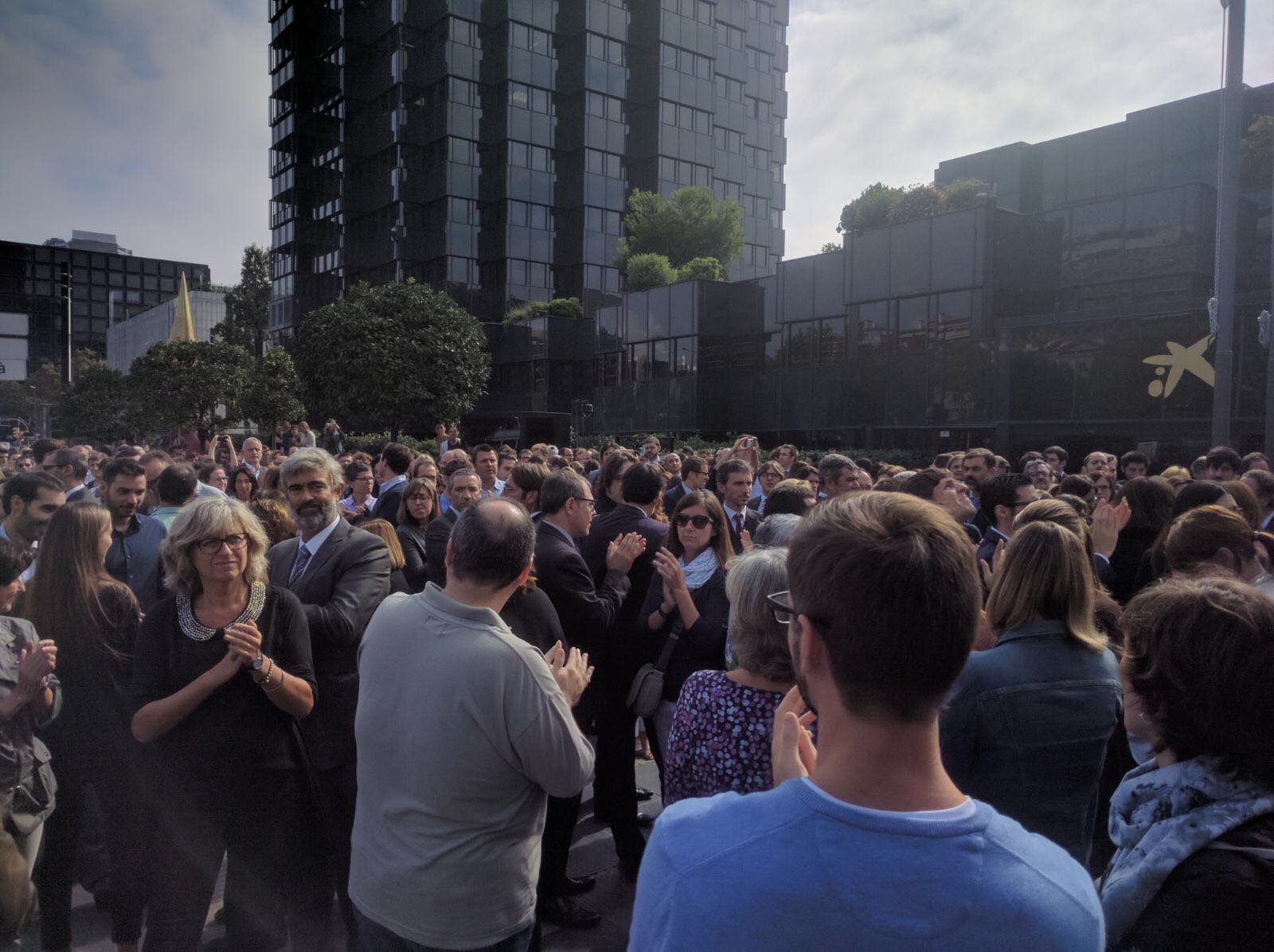 Más de mil trabajadores de La Caixa protestan en la calle contra la violencia policial
