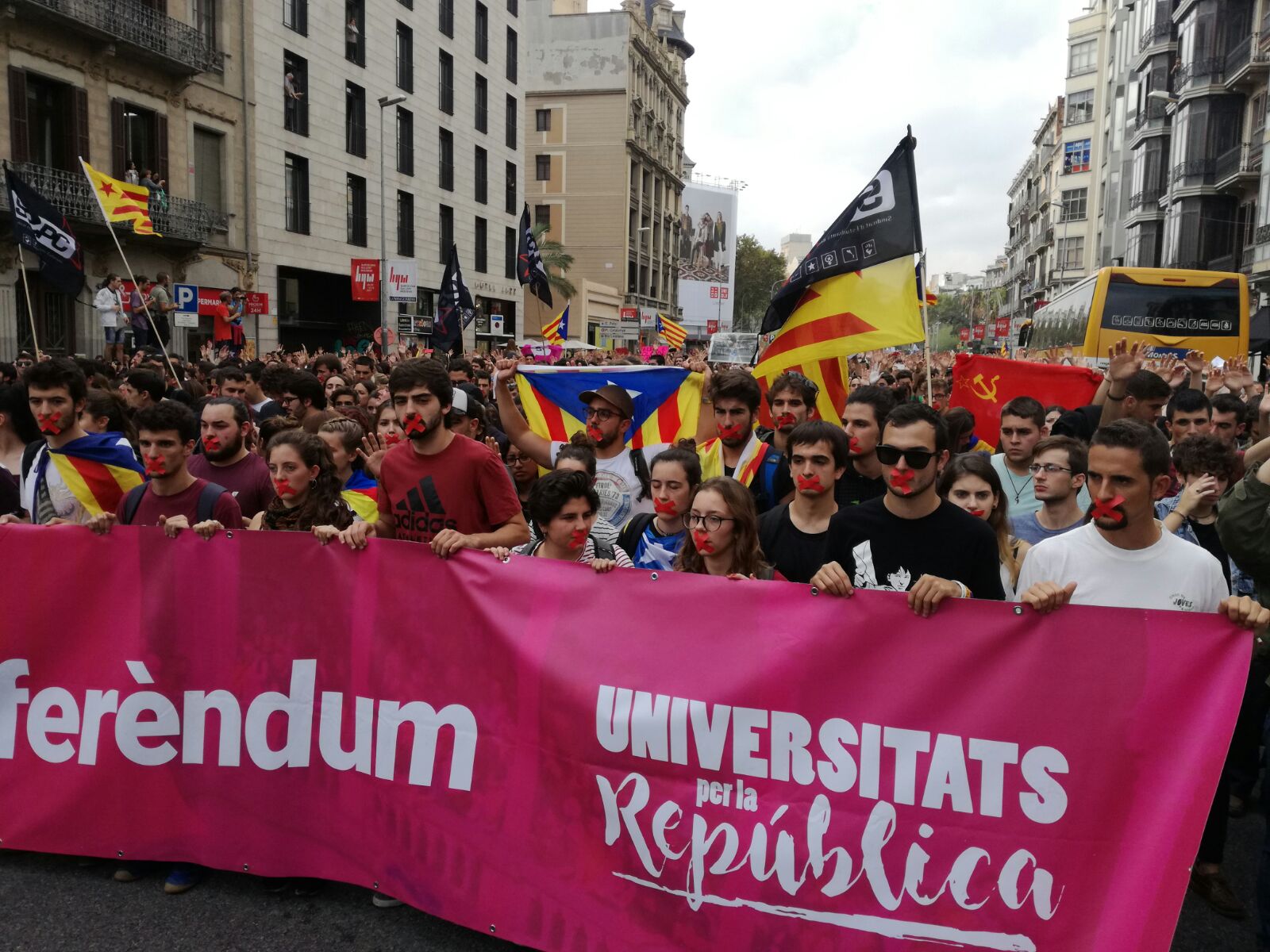 Cuatro jóvenes independentistas se enfrentan a 3 años de prisión por coacciones a 'S'ha Acabat!'