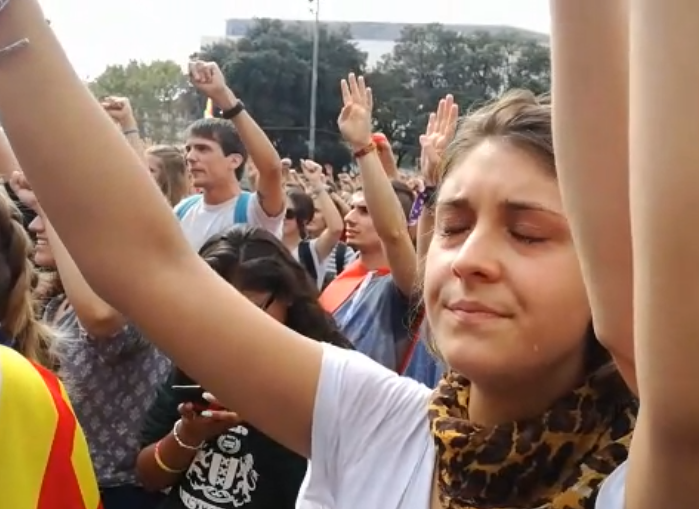 El emotivo 'Cant dels Segadors' de los estudiantes en Plaça Catalunya
