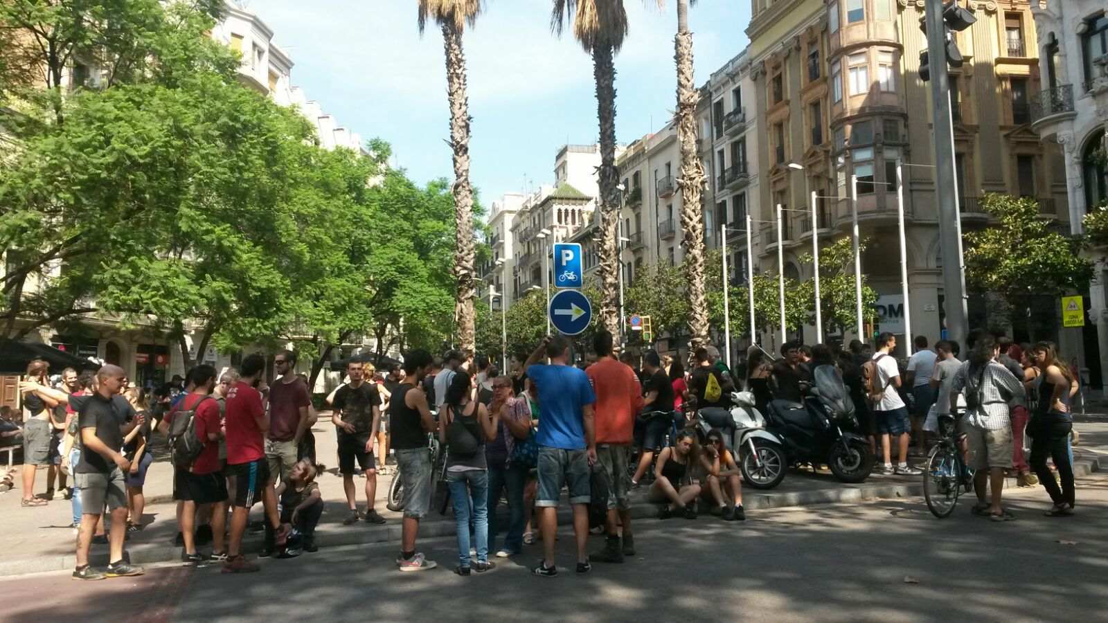 mani antifeixista gràcia roberto (2)