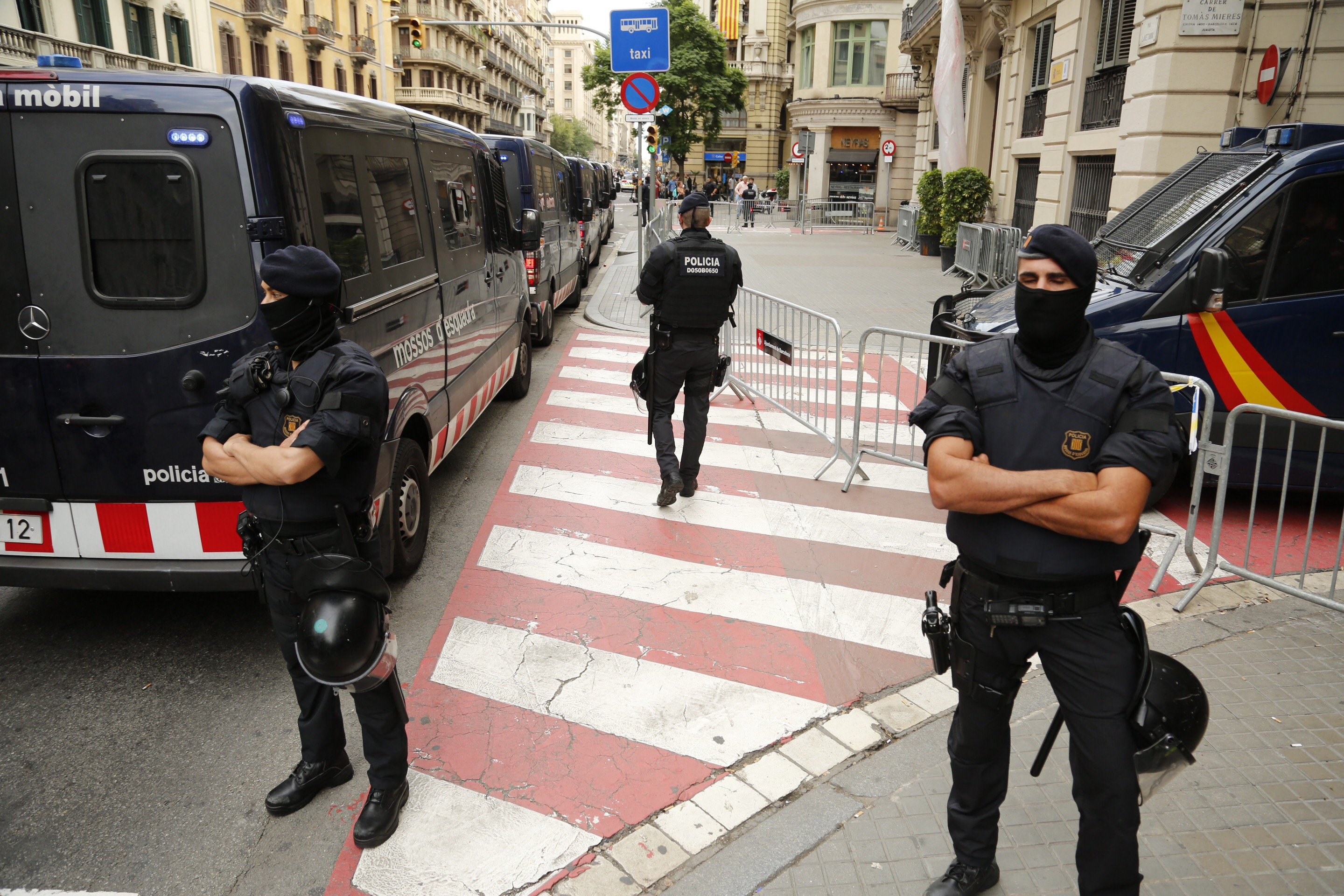 Vídeo: Així van protegir els Mossos la ciutadania de la policia espanyola