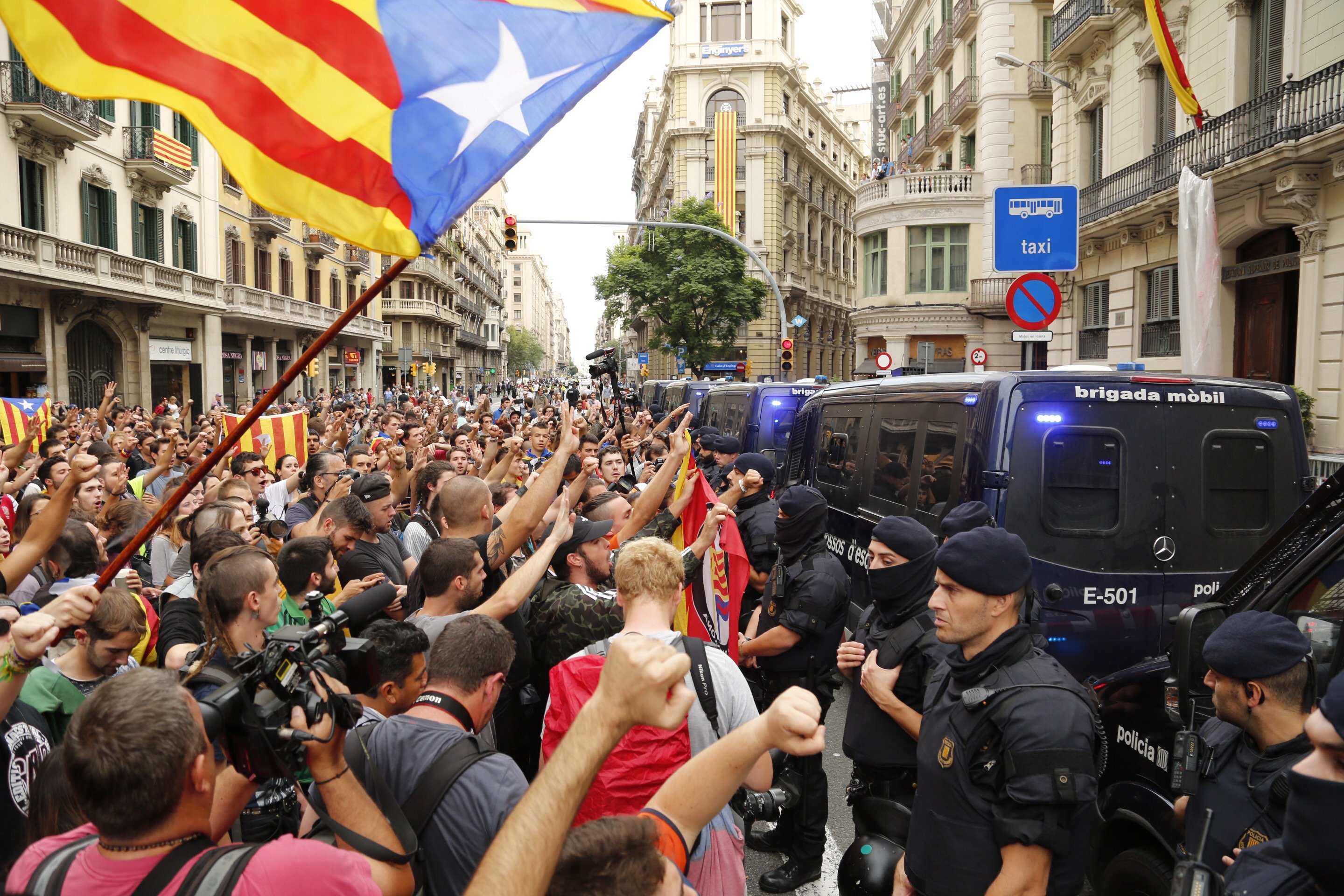 Concentració i xiulada massiva contra la policia espanyola a Via Laietana