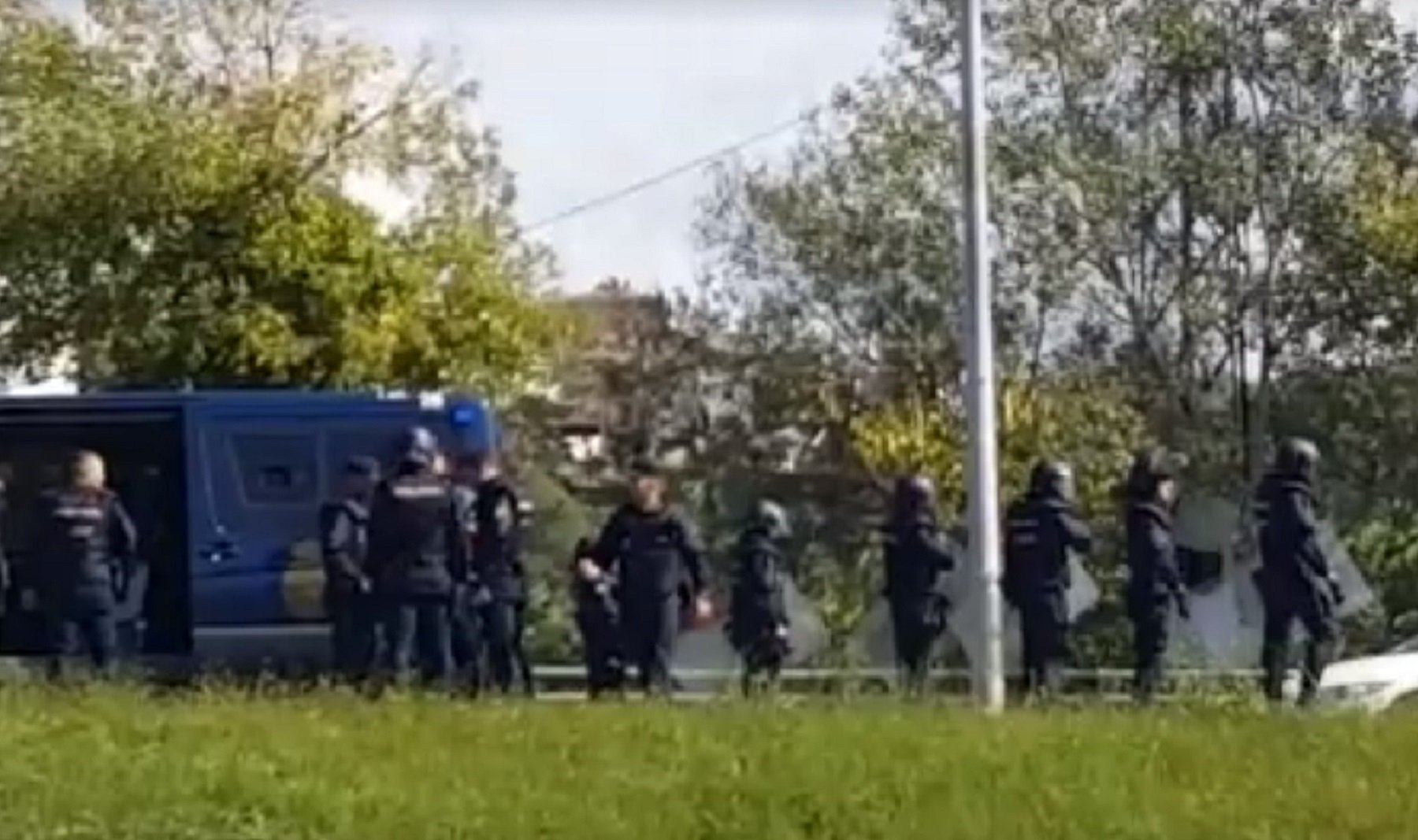 La policia espanyola colpeja un conductor que tocava el clàxon en protesta per l'1-O