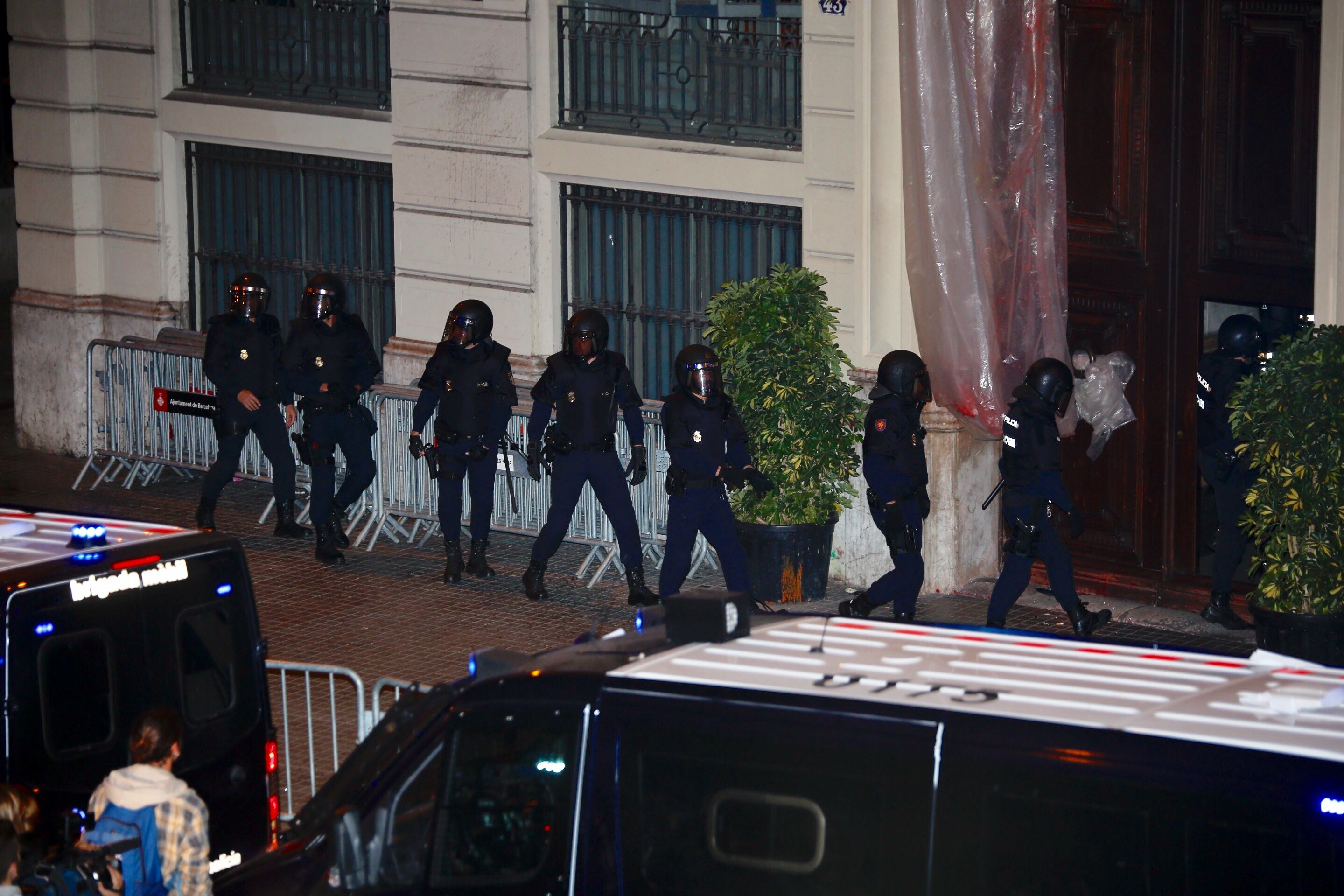 La Roja y el Pilar motivan a agentes de la Policía Nacional a dejar Catalunya por unos días
