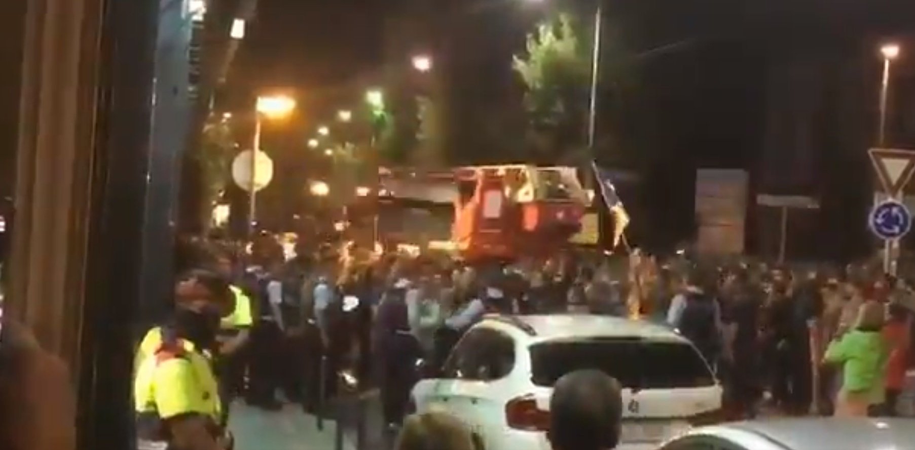 Cassolada a La Seu d'Urgell davant l'hotel de la Guàrdia CIvil