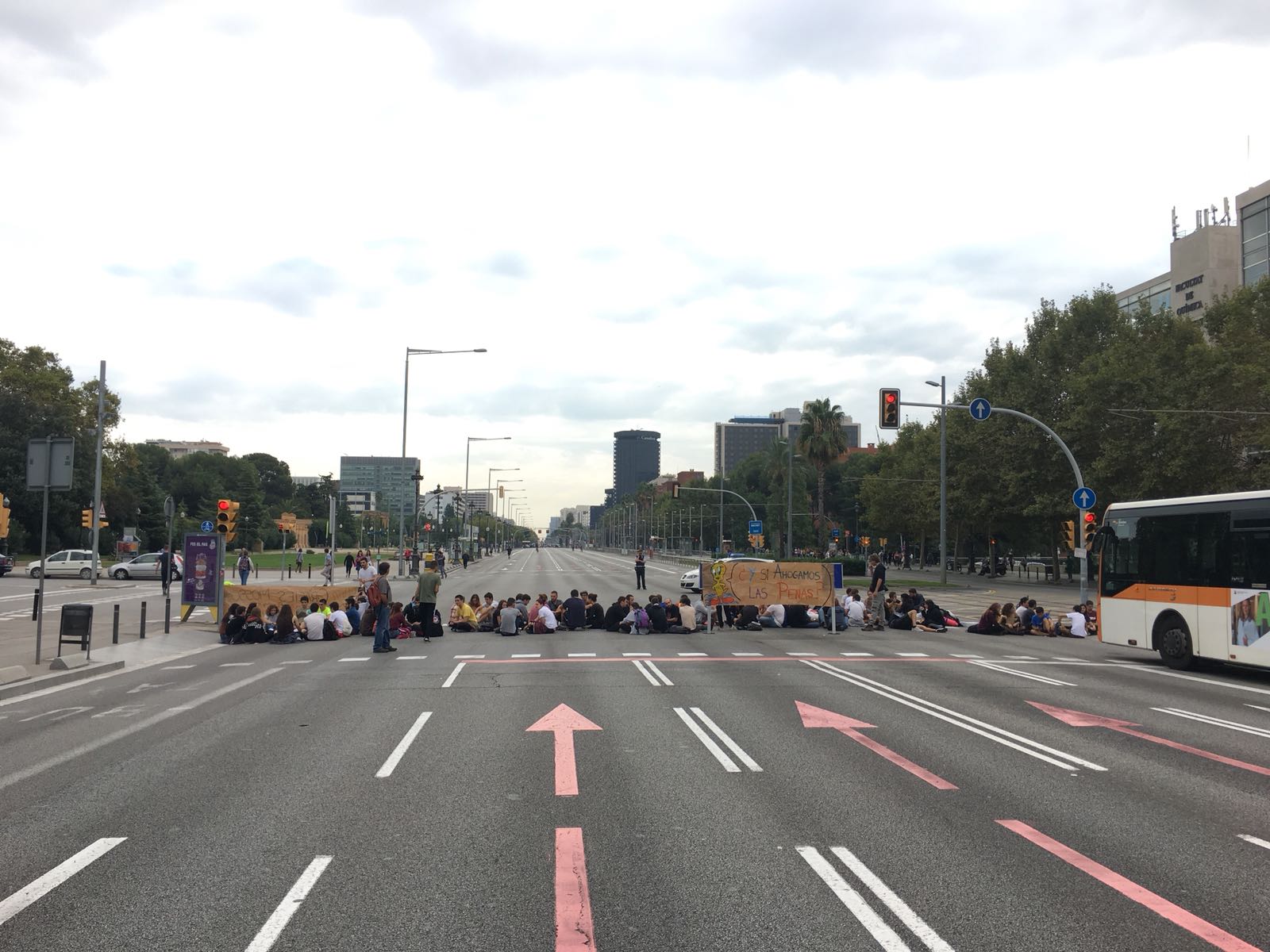 Els estudiants tallen la Diagonal en resposta a la repressió policial