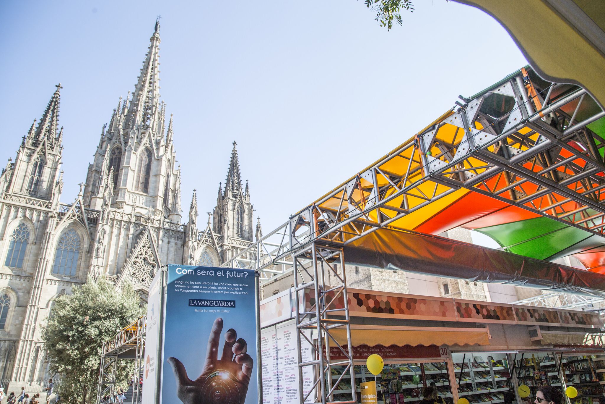El libro en catalán sale a la calle en busca de lectores