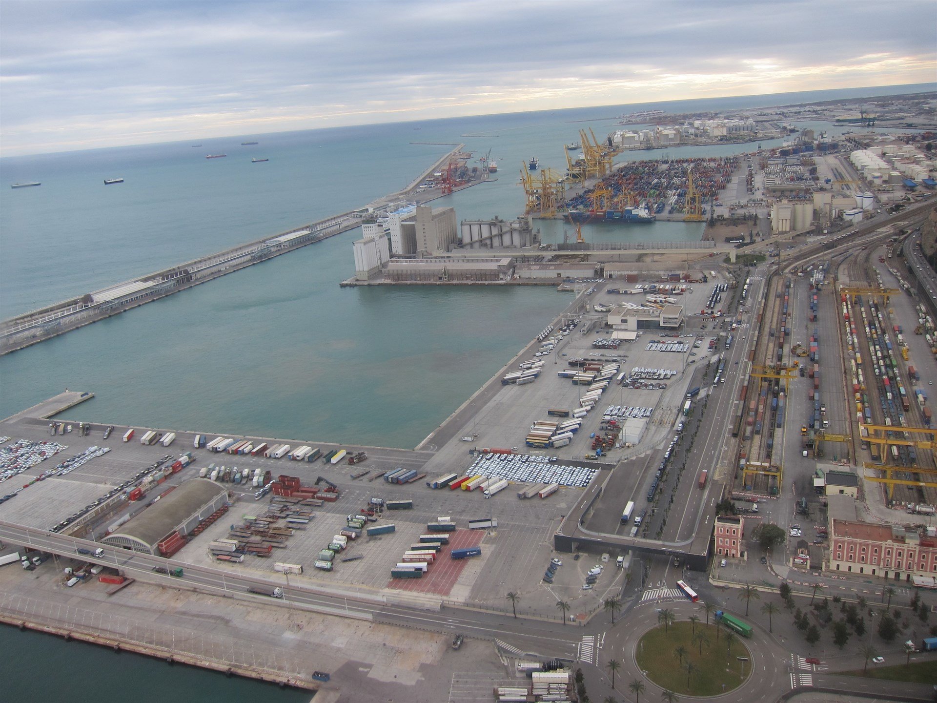 Los puertos de Barcelona y Tarragona paralizan su actividad