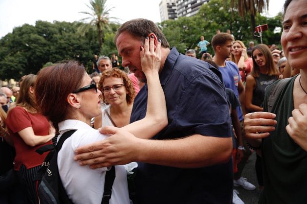 Junqueras 3-O abraça dona / Sergi Alcàzar