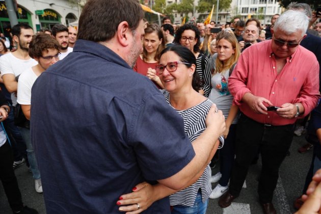 Junqueras abraça dona / Sergi Alcàzar