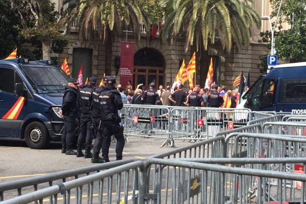 Policia Nacional desplegada a la delegació del govern / Marta Lasalas