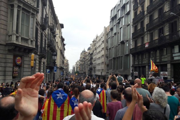 Ple de gent a Via Laietana / Marc Villanueva