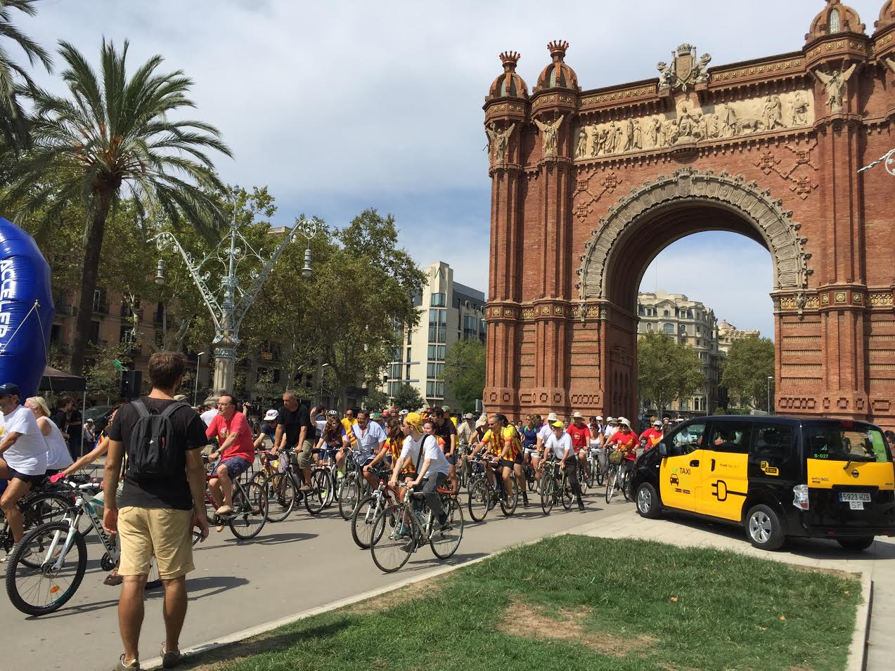 Un centenar de personas pedalean por la independencia en Barcelona