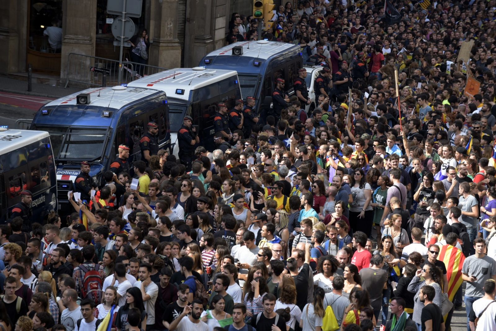 El clam per la retirada dels cossos policials de l'Estat desborda el país