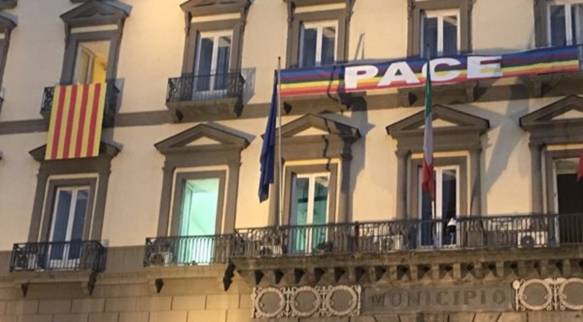 Nápoles cuelga una bandera catalana en solidaridad con Catalunya