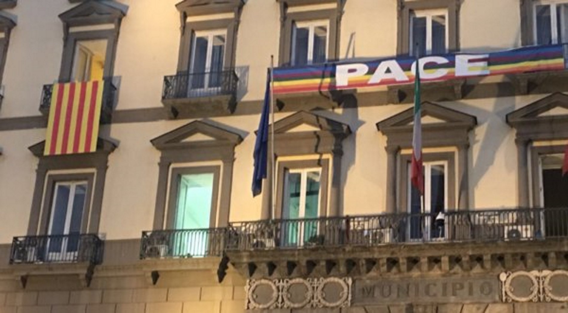 Nàpols penja una senyera en solidaritat amb Catalunya Nàpols penja una senyera en solidaritat amb Catalunya