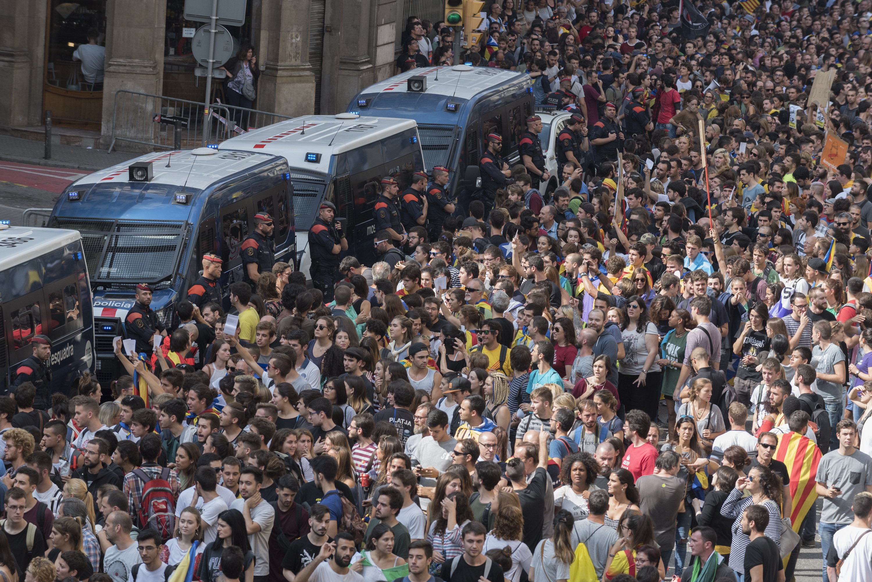 Call for withdrawal of Spanish police forces overflows streets of Catalonia