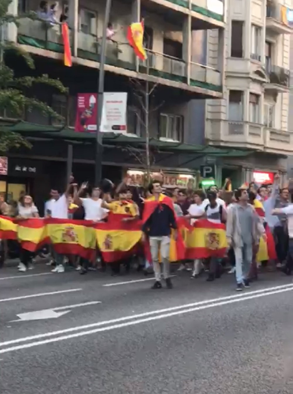 Manifestació espanyolista a la Via Augusta de Barcelona