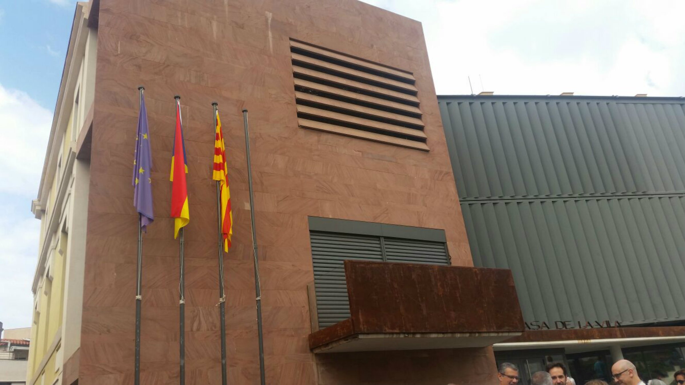 Manresa, Cerdanyola, Figueres, Gelida y Tàrrega descuelgan la bandera española