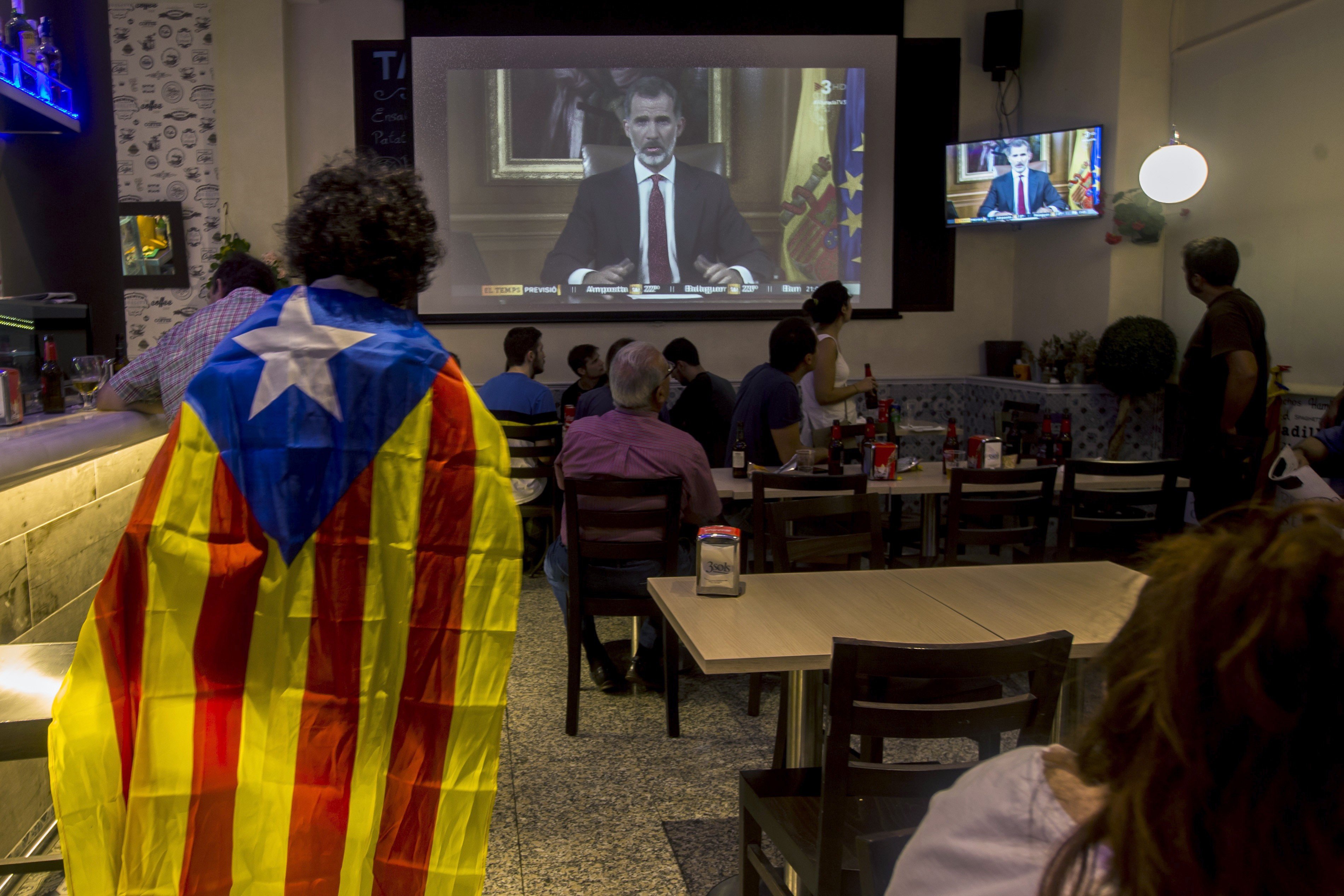 Una cacerolada masiva se hace oír durante el discurso del Rey