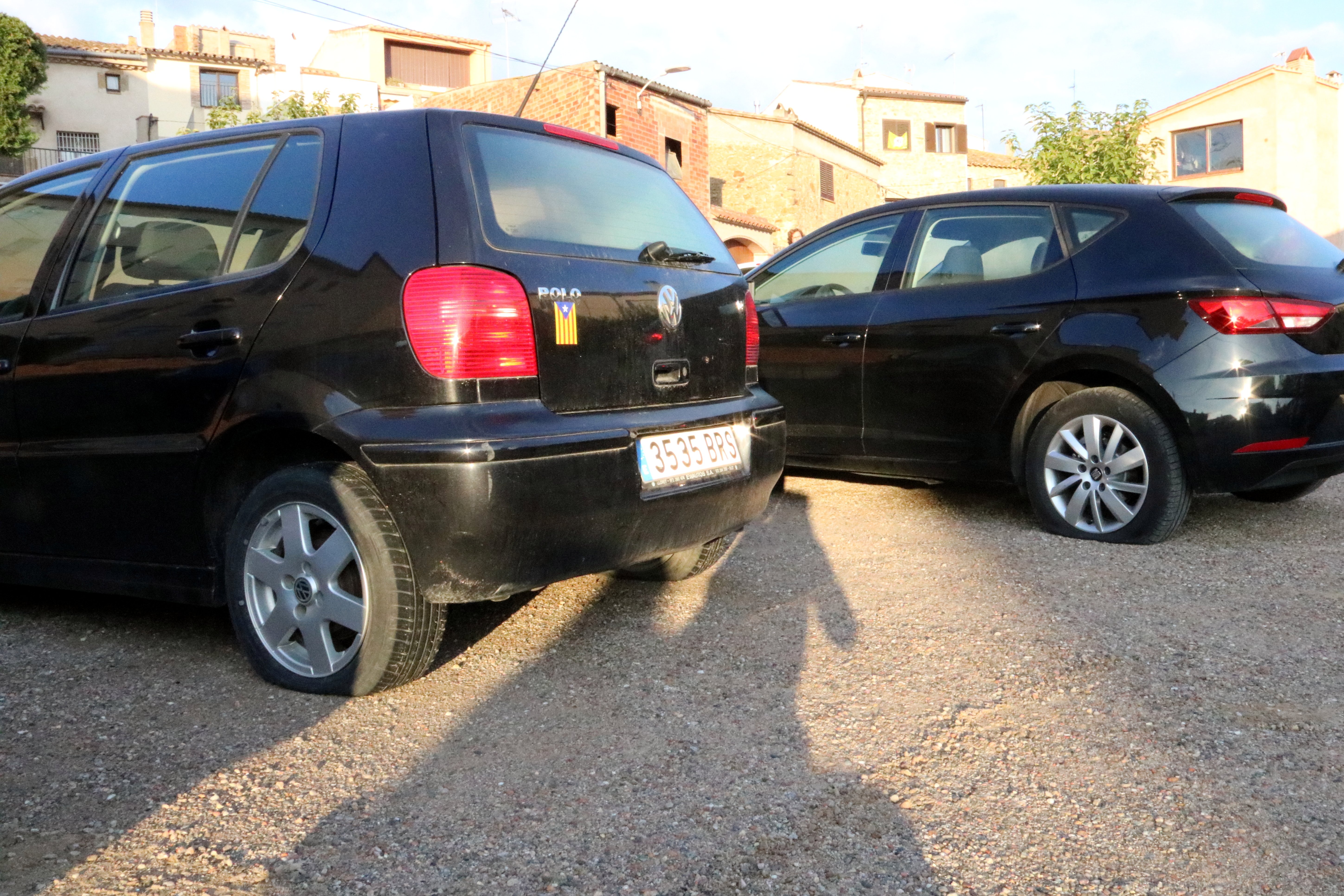 Verges, Medinyà, Sarrià de Ter i Girona es lleven amb les rodes dels cotxes rebentades