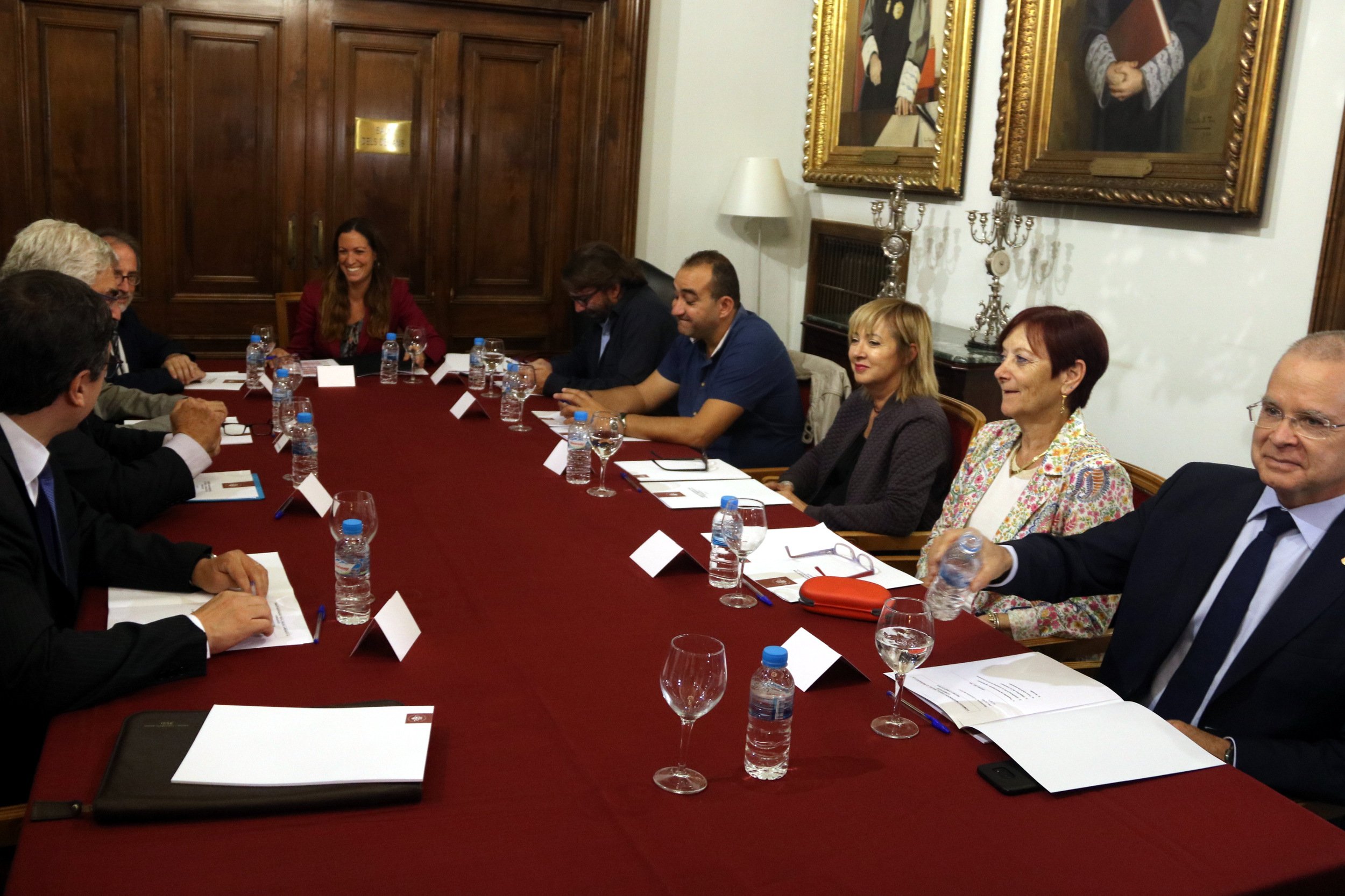 Es constitueix una comissió de mediació pel conflicte Estat-Generalitat