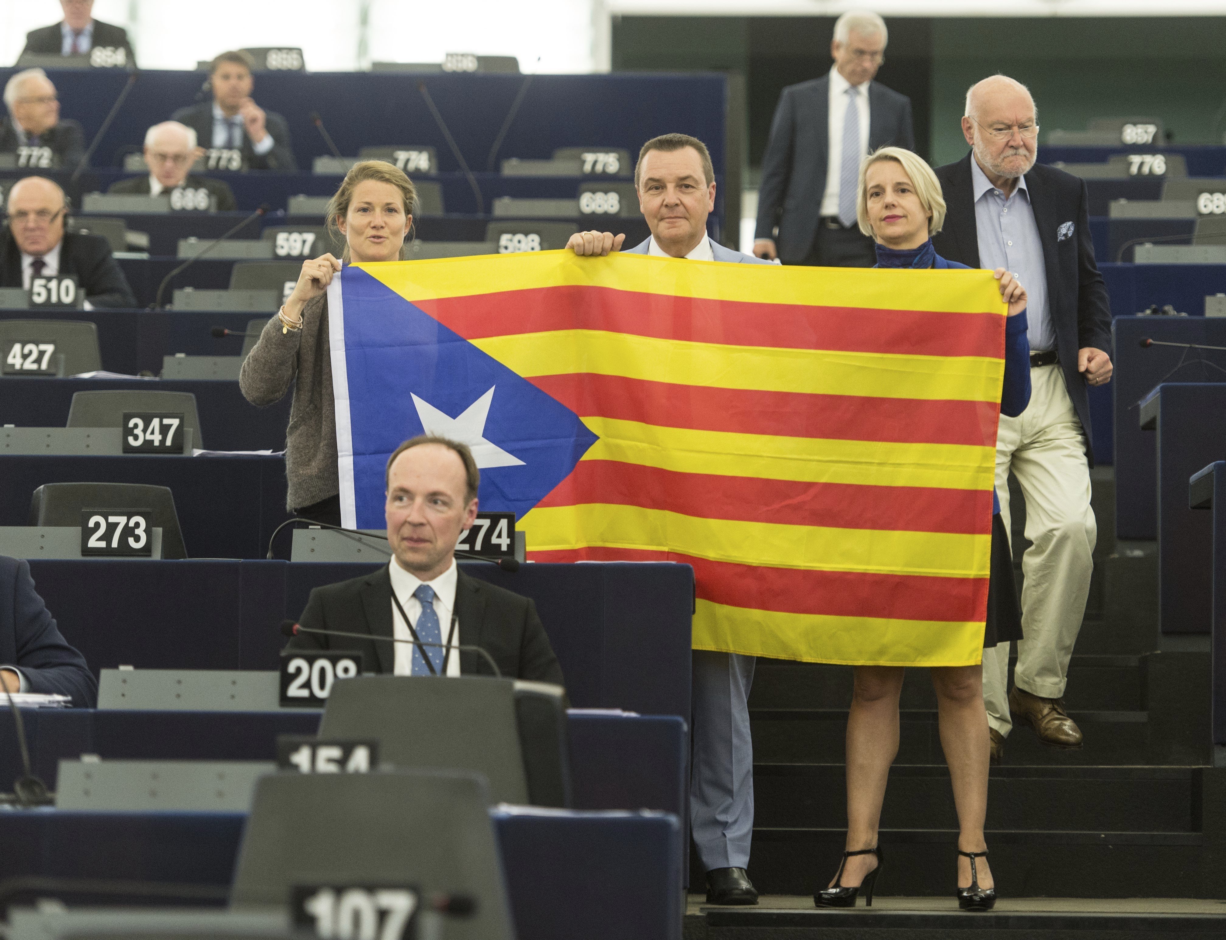 Eurodiputados flamencos irrumpen con una estelada en el pleno de la Eurocámara