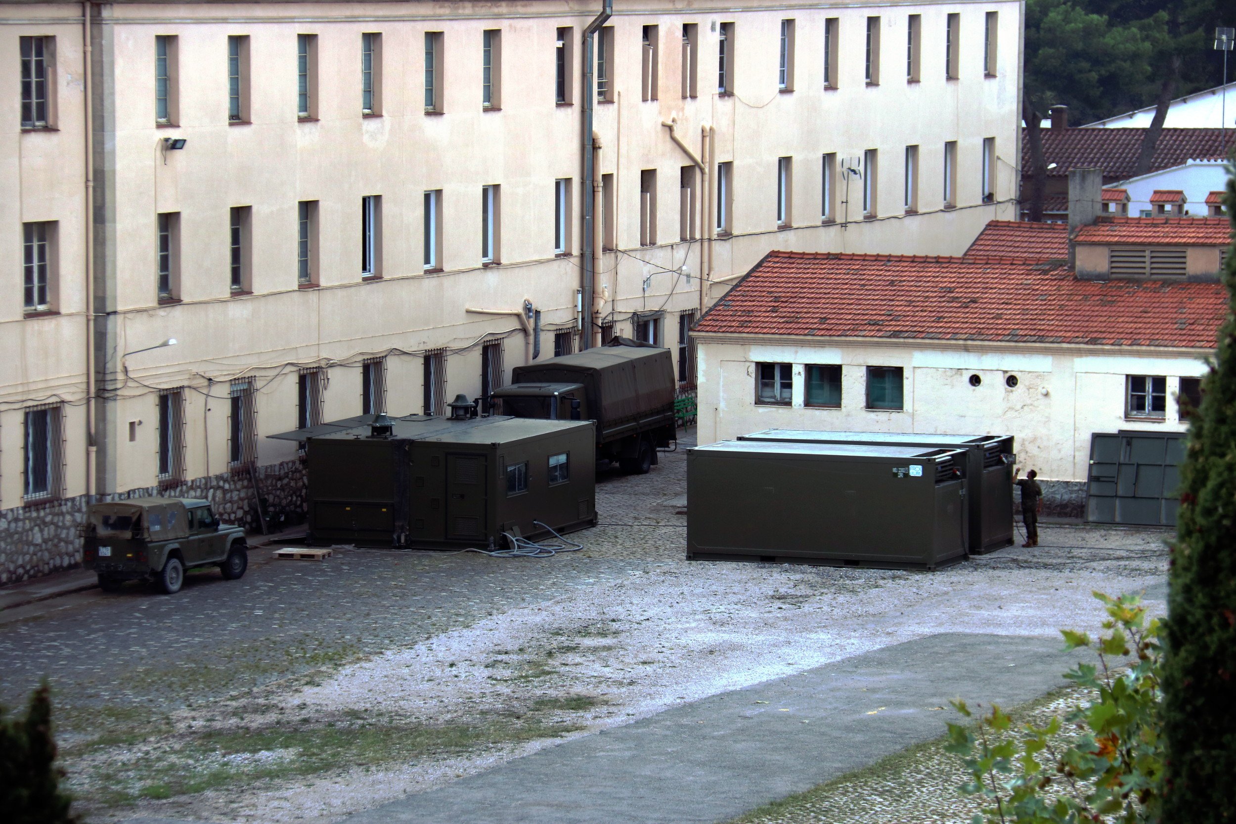El Ejército abastece el cuartel de Sant Boi para acoger a policías desalojados