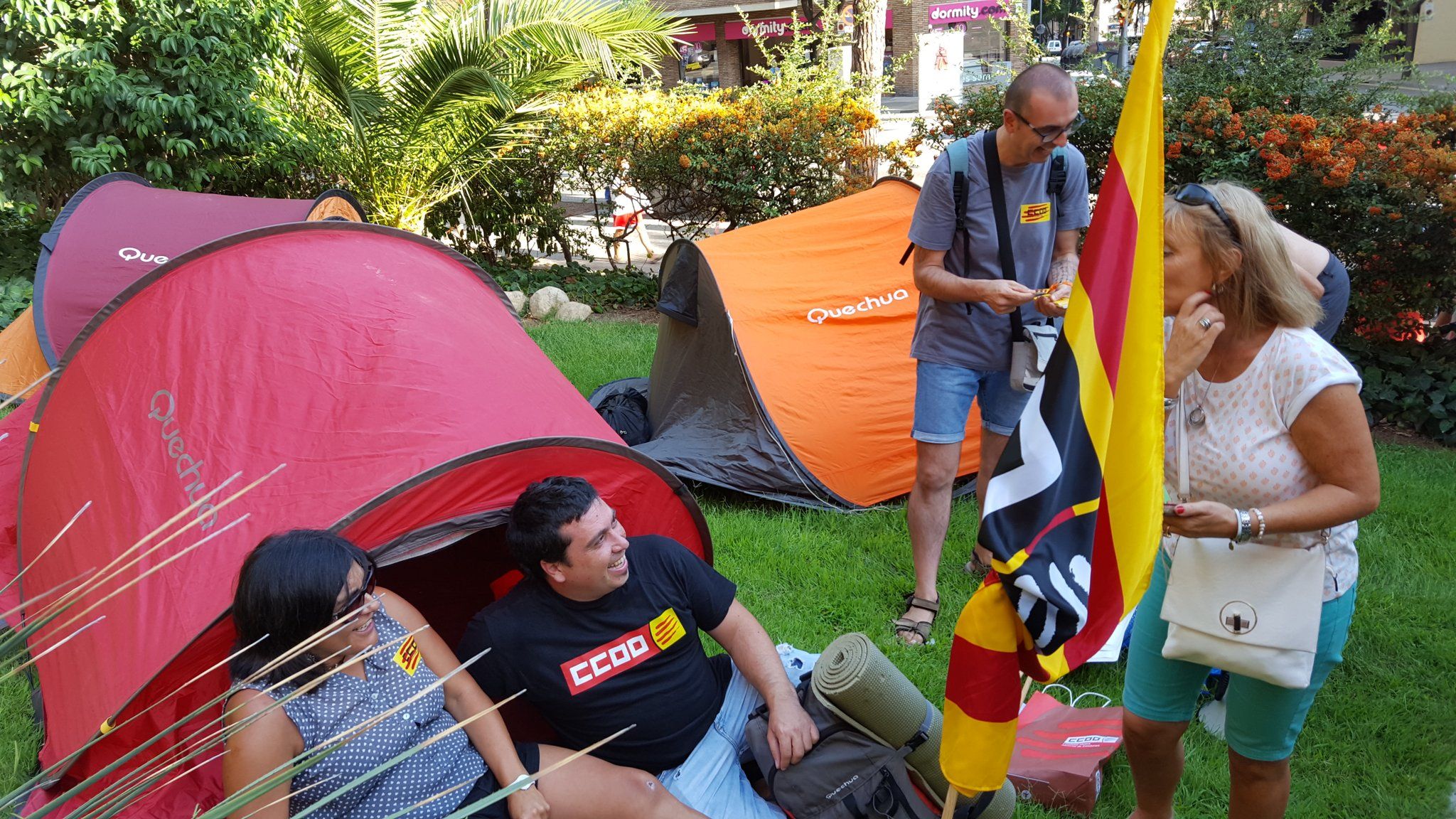 Los sindicatos acampan delante de la Conselleria d'Ensenyament