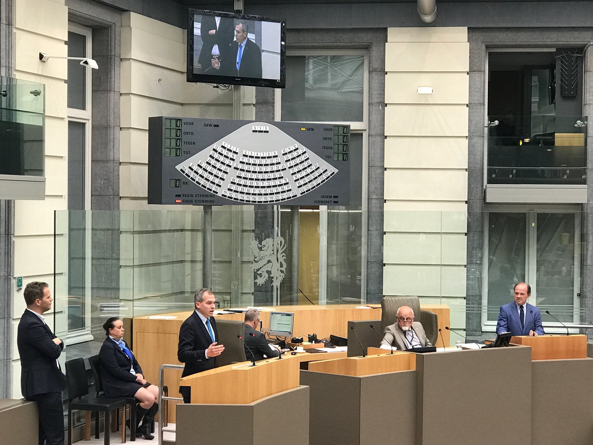 El parlament flamenc condemna la repressió policial i demana mediació