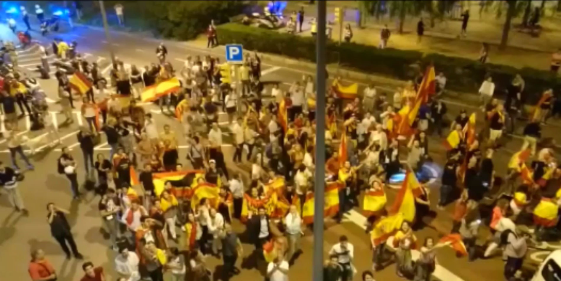 Españolistas hacen un escarache ante los estudios de Catalunya Radio