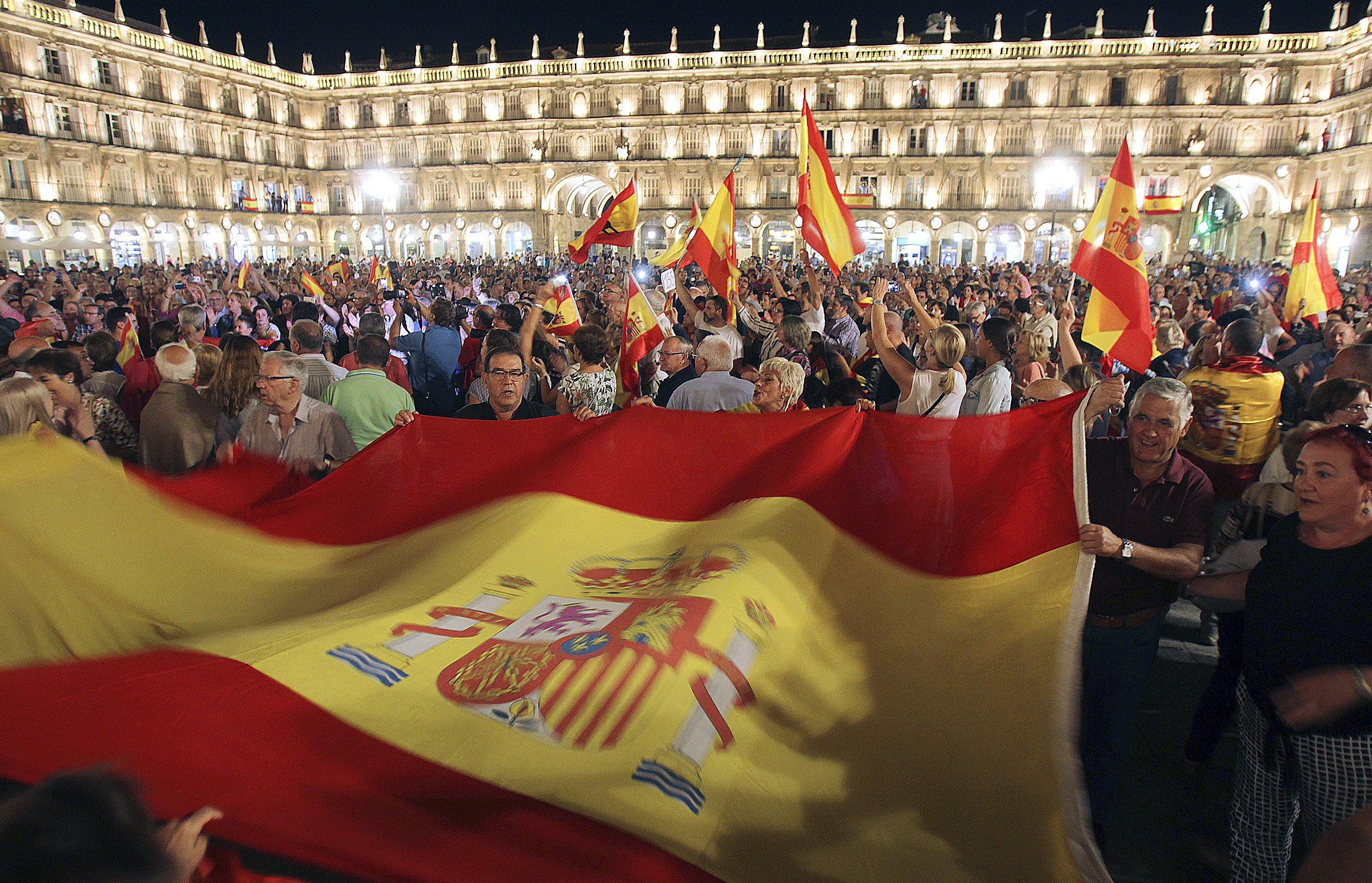 Unes 6.000 persones donen suport a Salamanca a la Policia i la Guàrdia Civil
